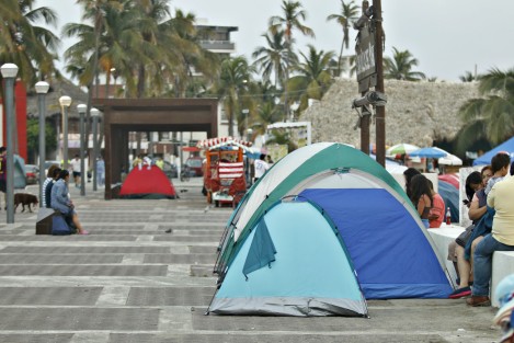 Turistas pernoctan en las banquetas del bulevar Ávila Camacho de la ciudad de Veracruz aun cuando el ayuntamiento porteño emitió recomendaciones para no hacerlo incluso lo prohibió en un reglamento.