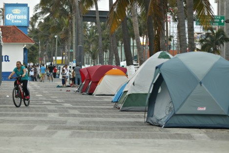 Turistas pernoctan en las banquetas del bulevar Ávila Camacho de la ciudad de Veracruz aun cuando el ayuntamiento porteño emitió recomendaciones para no hacerlo incluso lo prohibió en un reglamento.