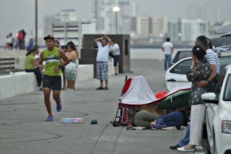 Turistas pernoctan en las banquetas del bulevar Ávila Camacho de la ciudad de Veracruz aun cuando el ayuntamiento porteño emitió recomendaciones para no hacerlo incluso lo prohibió en un reglamento.