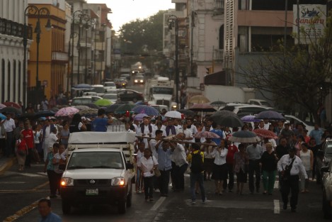 Fieles católicos de la diósecis de Veracruz realizaron el Vía crucis por calles del centro histórico.
