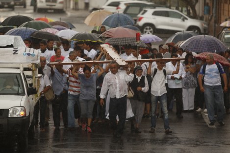 El viacrucis en el Centro Histórico de la ciudad de Veracruz se realizó bajo una pertinaz lluvia.  