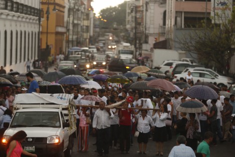 Fieles católicos de la diósecis de Veracruz realizaron el Viacrucis por calles del centro histórico. El evento se realizó bajo una pertinaz lluvia.