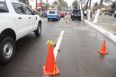 Elementos de la Fuerza Civil apoyaron al delegado de tránsito en Veracruz para evitar que franeleros de la zona de Villa del Mar condicionen el estacionamiento en las aceras a cambio del consumo de alimentos y bebidas en las palapas.