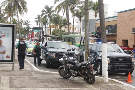 Elementos de la Fuerza Civil apoyaron al delegado de tránsito en Veracruz para evitar que franeleros de la zona de Villa del Mar condicionen el estacionamiento en las aceras a cambio del consumo de alimentos y bebidas en las palapas.