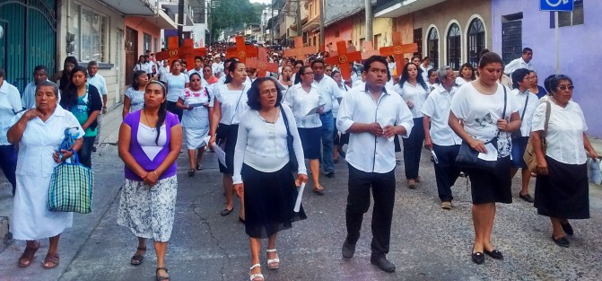 Miles de papantecos salieron a las calles para recordar la pasión de Jesucristo con el rezo de Vía Crucis. 