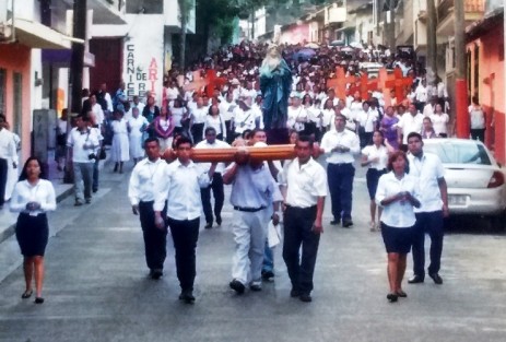Miles de papantecos salieron a las calles para recordar la pasión de Jesucristo con el rezo de Vía Crucis. 