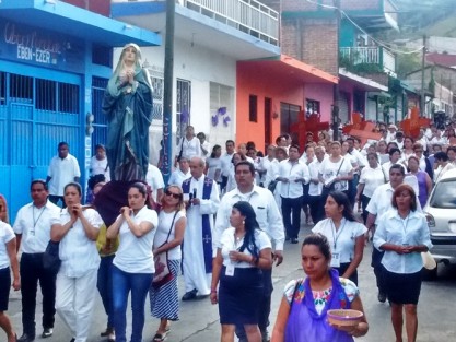Miles de papantecos salieron a las calles para recordar la pasión de Jesucristo con el rezo de Vía Crucis.  