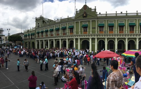 Manifestación en Palacio  de Gobierno en Xalapa. Los feligreses de la Catedral colocaron una de las estaciones de su vía crucis para manifestar su fe. Por tal motivo la circulación vial sobre la Av.Enríquez estuvo cerrada unos minutos. 