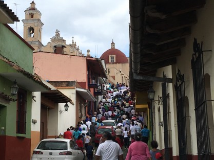 Este viernes cada cual carga su cruz por su barrio. 
