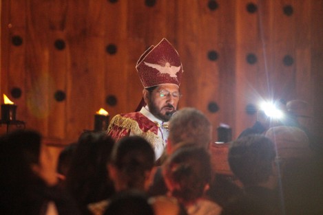 En la Plaza Lerdo, el arzobispo de Xalapa, Hipólito Reyes Larios, oró por las madres, para que vean en la Virgen María una guía para criar a sus hijos, y por aquellas que con valentía asumen esa bendición que Dios les  ha dado.   