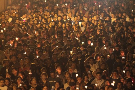 Miles de creyentes participaron en la Procesión del Silencio por calles del Centro de Xalapa. Hombres, mujeres de todas las edades acompañaron con luces a la Virgen María en su advocación de la Dolorosa. 