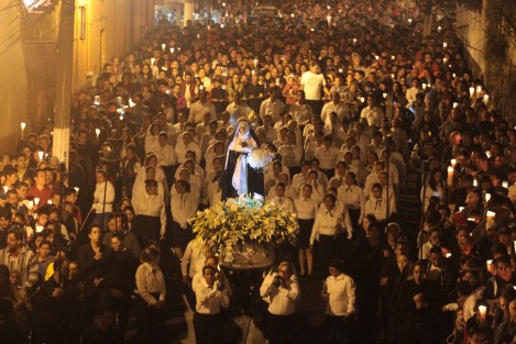 Miles de creyentes participaron en la Procesión del Silencio por calles del Centro de Xalapa. Hombres, mujeres de todas las edades acompañaron con luces a la Virgen María en su advocación de la Dolorosa. 