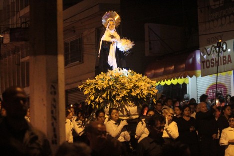 Miles de creyentes participaron en la Procesión del Silencio por calles del Centro de Xalapa. Hombres, mujeres de todas las edades acompañaron con luces a la Virgen María en su advocación de la Dolorosa. 