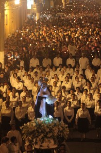 Miles de creyentes participaron en la Procesión del Silencio por calles del Centro de Xalapa. Hombres, mujeres de todas las edades acompañaron con luces a la Virgen María en su advocación de la Dolorosa. 