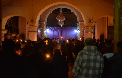 El Sabado de Gloria hacen la Vigilia Pascual en la cual simulan la resurrección de Jesús y la cual dura al menos tres horas.