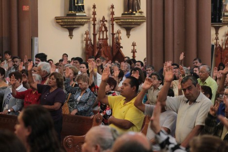 Al renovar sus promesas bautismales, los fieles en la  Catedral de Xalapa renunciaron a la brujería y supersticiones, al robo, la mentira y al secuestro, entre otras malas obras que perjudican y ofenden a Dios y a los prójimos.  