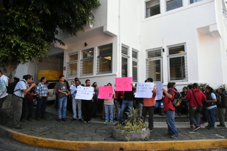 Trabajadores de limpieza que laboraban en el hospital Luis F. Nachón de Xalapa, se manifiestan por segundo día consecutivo luego de los recortes de personal que realiza la institución por ajustes financieros; piden ser reinstalados en sus centros de trabajo.