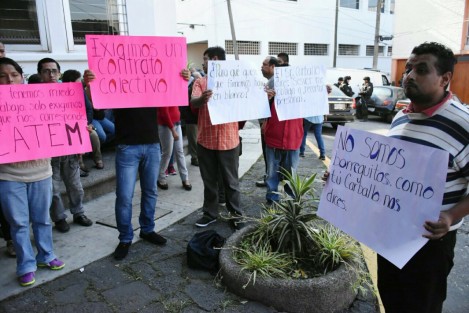 Trabajadores de limpieza que laboraban en el hospital Luis F. Nachón de Xalapa, se manifiestan por segundo día consecutivo luego de los recortes de personal que realiza la institución por ajustes financieros; piden ser reinstalados en sus centros de trabajo. 