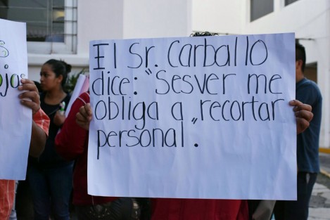 Trabajadores de limpieza que laboraban en el hospital Luis F. Nachón de Xalapa, se manifiestan por segundo día consecutivo luego de los recortes de personal que realiza la institución por ajustes financieros; piden ser reinstalados en sus centros de trabajo.