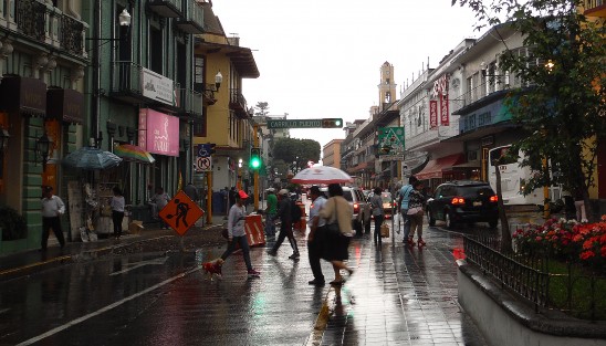 Próximos tres días se mantiene la probabilidad de tormentas y lluvias moderadas a localmente fuertes, éstas últimas especialmente en zonas montañosas donde también puede registrase la caída de granizo; en cuanto a temperaturas diurnas se prevén pocos cambios persistiendo ambiente cálido en zonas de llanura y costa y templado en montaña. 