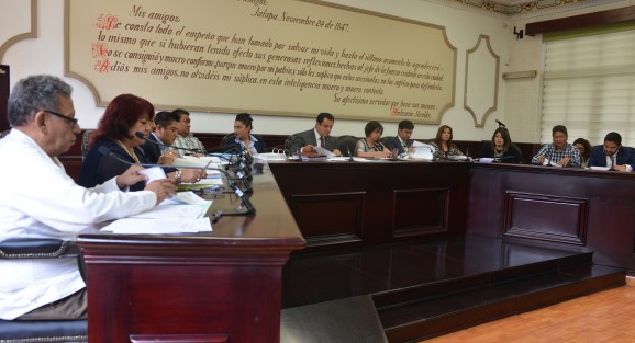 Entre otros puntos, el cuerpo edilicio autorizó la instalación de diversos comercios del Giro C y la firma de un convenio de colaboración con la Secretaría de Finanzas y Planeación de Veracruz (SEFIPLAN), para impulsar la profesionalización de servidores públicos del Ayuntamiento de Xalapa, a través de programas de capacitación, vinculación y difusión.
