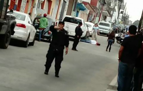 Ejecutaron en pleno centro de Altotonga a pistolero al servicio de políticos, conocido como de <em>El Güero</em> Arcos, quien fuera esposo de Irene Chávez, precandidata fallida de la coalición PAN-PRD. Recibió tres impactos de bala en el rostro. 