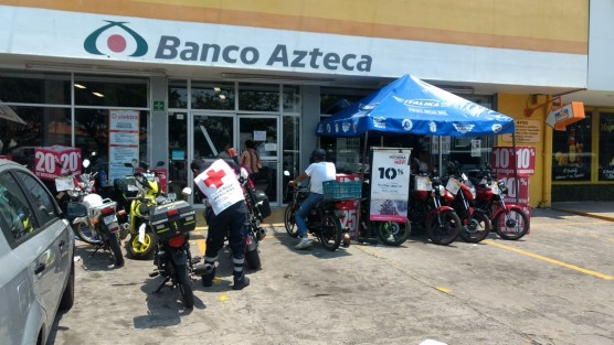 Hombres armados con pistolas asaltaron  Elektra y Banco Azteca ubicados  en la colonia Nueva Era de la ciudad de Boca del Río, y se apoderaron, se calcula, de 25 mil pesos y equipos de telefonía. 