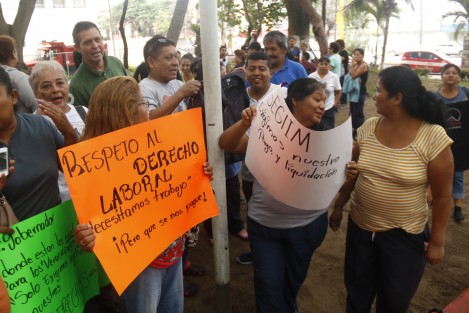 Además les adeudan una quincena y no quieren pagarles su liquidación. SEGLIM fue sustituida por REDARI, empresa que ahora presta los servicios de limpieza a hospitales y clínicas del sector salud.