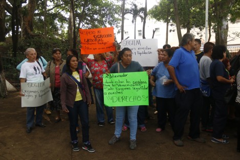 Personal de limpieza de la empresa SEGLIM, que tenía un contrato con la Secretaría de Salud, piden la intervención del gobierno del estado pues consideran que fueron despedidos injustificadamente. Además les adeudan una quincena y no quieren pagarles su liquidación. SEGLIM fue sustituida por REDARI, empresa que ahora presta los servicios de limpieza a hospitales y clínicas del sector salud.