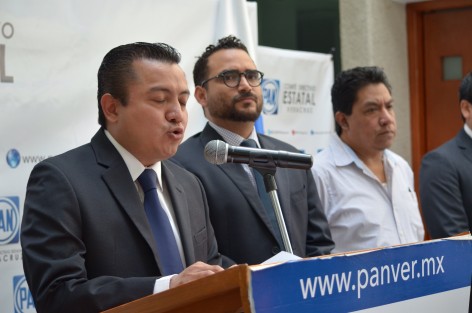 El dirigente estatal del PAN, Jesús Mancha Alarcón, acusó a Andrés Manuel López  Obrador de estarse <em>amarrando el dedo</em> al adelantar que Javier Duarte tratará de involucrarlo en sus declaraciones ante el avance que Morena está teniendo.  