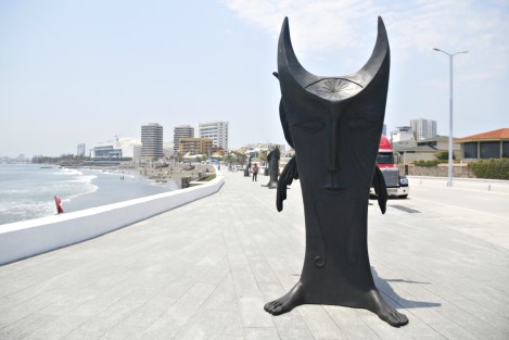 La colección escultórica ha causado revuelo en redes sociales debido a su similitud con personajes paganos descritos en paisajes bíblicos. 