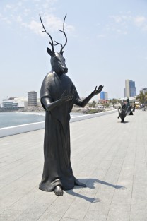 La colección escultórica ha causado revuelo en redes sociales debido a su similitud con personajes paganos descritos en paisajes bíblicos. 