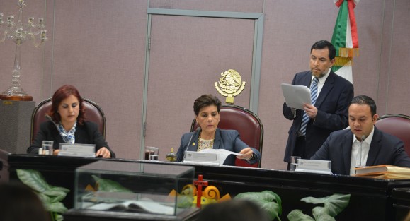 La LXIV Legislatura de Veracruz dio entrada a la iniciativa enviada por el Gobernador del Estado quien propone adicionar un último párrafo al artículo 38 de la Ley de Tránsito y Seguridad Vial para el Estado a fin de establecer que los conductores de motocicletas y sus acompañantes, deberán utilizar chaleco reflejante y casco, que en su parte posterior, porten visiblemente el número de placa del vehículo en el que se transporten.