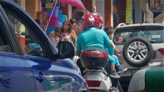 Entre los puntos que incluye la iniciativa a que se dio entrada este martes en el Congreso de Veracruz, se incluye la de portar casco y chaleco en el número de placa de la unidad, que si bien es excelente medida, habrá que ver si se cumple, ya que ni el uso de casco ni el no transportar a bebés de manera riesgosa se ha podido hacer respetar.