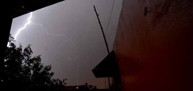 Este miércoles se mantienen las condiciones para tormentas (actividad eléctrica, caída de granizo y ráfagas de viento) y lluvias moderadas a fuertes en gran parte de la entidad, siendo probable una gradual disminución a partir del jueves. En relación al ambiente continuará cálido en zonas de llanura y costa y templado a relativamente cálido en regiones montañosas. Extreme sus precauciones y consulte avisos especiales.