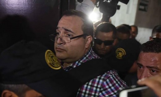 Portando un chaleco antibalas y esposado Javier Duarte de Ochoa es trasladado al Quinto Tribunal en Guatemala para la audiencia, en medio de un mar de reporteros.  