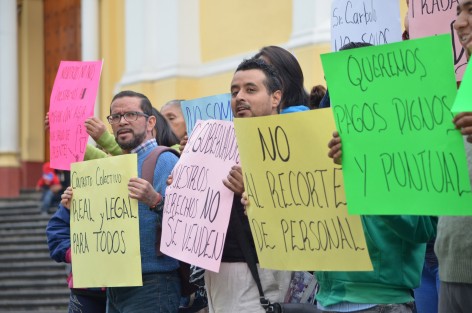 Trabajadores de limpieza que laboraban en el hospital civil de Xalapa y en una empresa ala que se terminó su contrato laboral, se manifestaron por tercer día consecutivo; piden ser recontratados ya que esto impide llevar ingresos a sus hogares. 