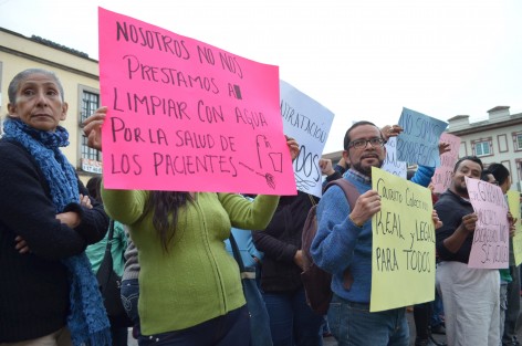 Trabajadores de limpieza que laboraban en el hospital civil de Xalapa y en una empresa ala que se terminó su contrato laboral, se manifestaron por tercer día consecutivo; piden ser recontratados ya que esto impide llevar ingresos a sus hogares. 