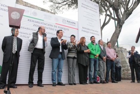 Acompañado de los delegados de la Secretaría de Desarrollo Agrario, Territorial y Urbano (SEDATU), Pedro Yunes Choperena, y de Gobernación, Ángel Isaac Ochoa Pérez el alcalde de Xalapa, Américo Zúñiga, entregó la rehabilitación de la Plazuela Zaragoza y los parques El Farolito, Morelos, Hidalgo y Colosio; obras que se  realizaron con una inversión conjunta con la SEDATU de casi 2 mdp. 