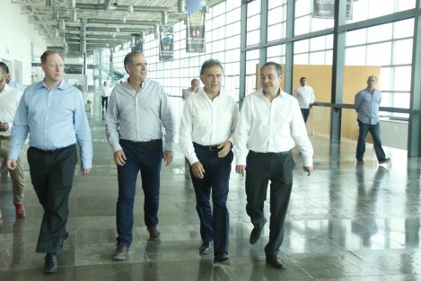 El gobernador Yunes Linares y funcionarios de la SCT y SECOM realizaron un recorrido este miércoles por la obra dellibramiento de Cardel, señalando que las autopistas Cardel-Poza Rica y Tuxpan-Ozuluama cuentan con un avance considerable, por lo que estarán en operación en el mes  de mayo... de 2018.