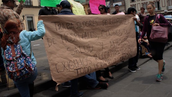 Trabajadores de limpieza que laboraban en el hospital civil de Xalapa y en una empresa ala que se terminó su contrato laboral, se manifestaron por tercer día consecutivo; piden ser recontratados ya que esto impide llevar ingresos a sus hogares.  