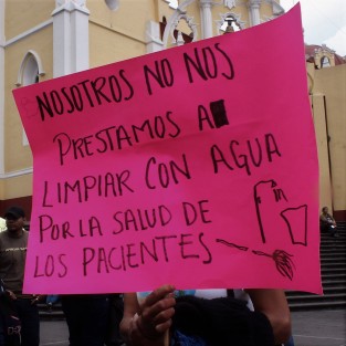 Trabajadores de limpieza que laboraban en el hospital civil de Xalapa y en una empresa ala que se terminó su contrato laboral, se manifestaron por tercer día consecutivo; piden ser recontratados ya que esto impide llevar ingresos a sus hogares.  