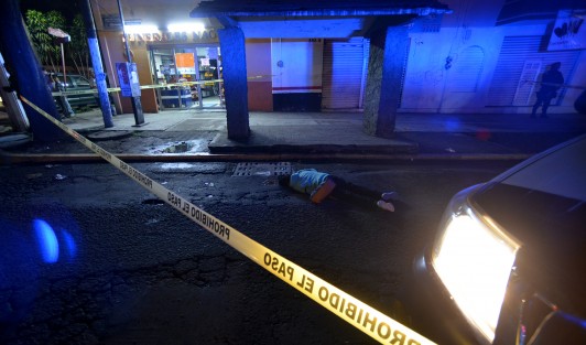 Una mujer, al parecer de la tercera edad, murió al ser arrollada alrededor de las 10 horas de la noche de este miércoles en la esquina de la avenida Ruiz Cortines y Acueducto de Xalapa, por el autobús del Servicio Urbano No. 561, de la ruta Ruiz Cortines - Colonia Veracruz. La víctima del accidente permanecía como desconocida. 