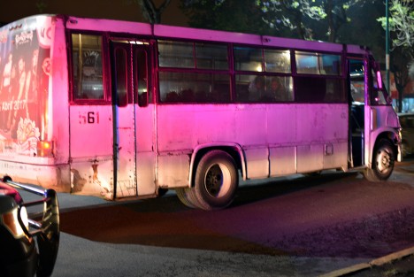 Una mujer, al parecer de la tercera edad, murió al ser arrollada alrededor de las 10 horas de la noche de este miércoles en la esquina de la avenida Ruiz Cortines y Acueducto de Xalapa, por el autobús del Servicio Urbano No. 561, de la ruta Ruiz Cortines - Colonia Veracruz. La víctima del accidente permanecía como desconocida. 