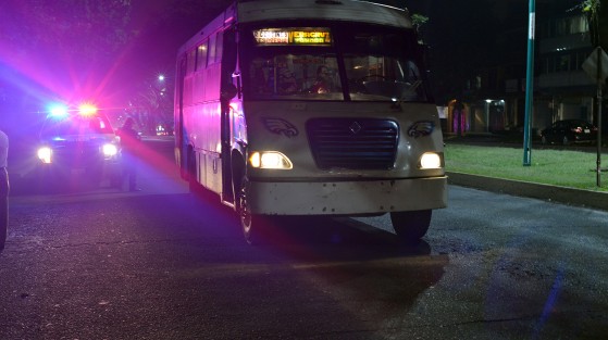 Una mujer, al parecer de la tercera edad, murió al ser arrollada alrededor de las 10 horas de la noche de este miércoles en la esquina de la avenida Ruiz Cortines y Acueducto de Xalapa, por el autobús del Servicio Urbano No. 561, de la ruta Ruiz Cortines - Colonia Veracruz. La víctima del accidente permanecía como desconocida.  