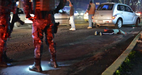 Una mujer, al parecer de la tercera edad, murió al ser arrollada alrededor de las 10 horas de la noche de este miércoles en la esquina de la avenida Ruiz Cortines y Acueducto de Xalapa, por el autobús del Servicio Urbano No. 561, de la ruta Ruiz Cortines - Colonia Veracruz. La víctima del accidente permanecía como desconocida.  