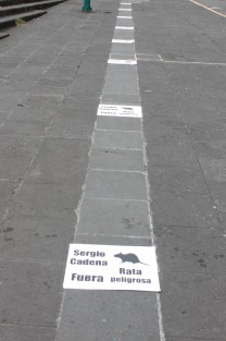Este miércoles tapizaron la Plaza Lerdo acusando de añejo mal a  Sergio Cadena.