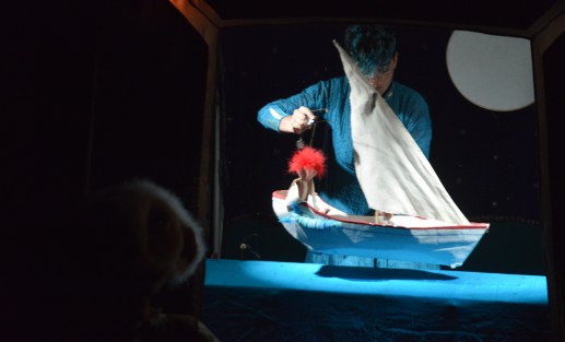 Durante el tercer día del Festival Adultíteres, se presentó la obra Navegantes de la luna,en el foro Área 51 Foro Teatral, a cargo del grupo xalapeño Triciclo de metal montaje, inspirado en cuentos de Ítalo Calvino.