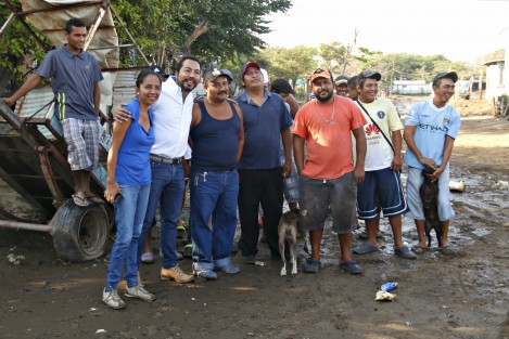 Un grupo de vecinos de la colonia Ana Carreto que se dedican a la compra y venta de fierro viejo, invitaron al regidor José González para constatara personalmente el cambio de siete caballos por el mismo número de camionetas que ahora serán utilizadas en estas tareas.
