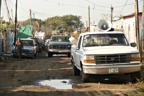 Un grupo de vecinos de la colonia Ana Carreto que se dedican a la compra y venta de fierro viejo, invitaron al regidor José González para constatara personalmente el cambio de siete caballos por el mismo número de camionetas que ahora serán utilizadas en estas tareas.